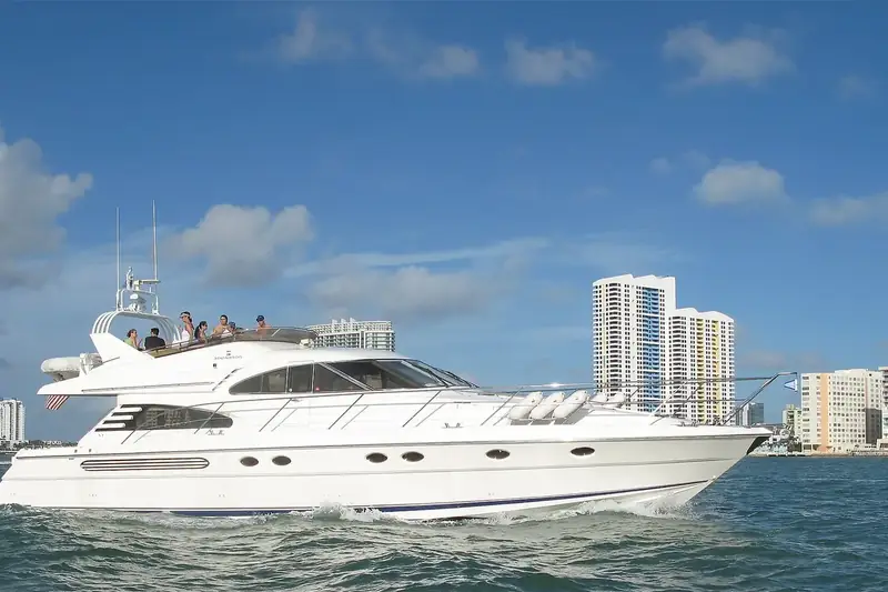 Iate branco grande na baía de Biscayne com prédios ao fundo